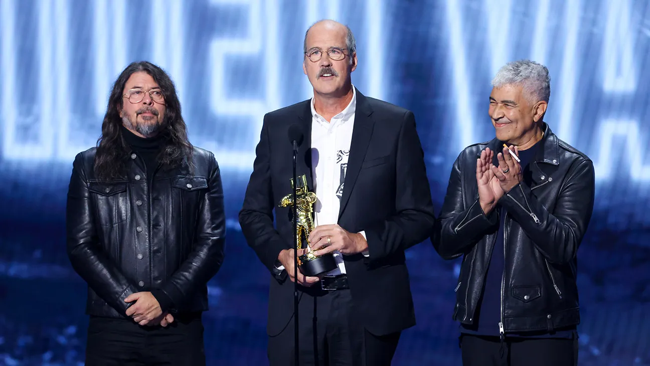 Nirvana Honored at MTV VMAs as Band Accepts Video Vanguard Award