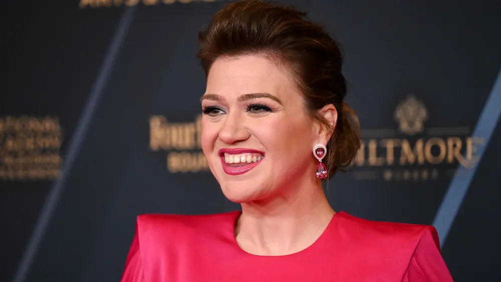 Kelly Clarkson Says Technology Should Not Compete With Human Musicians on Charts