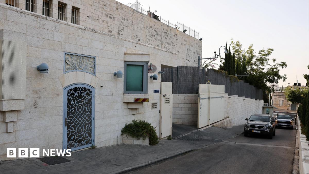 UK diplomats to leave East Jerusalem consulate as Miliband vows vital services remain