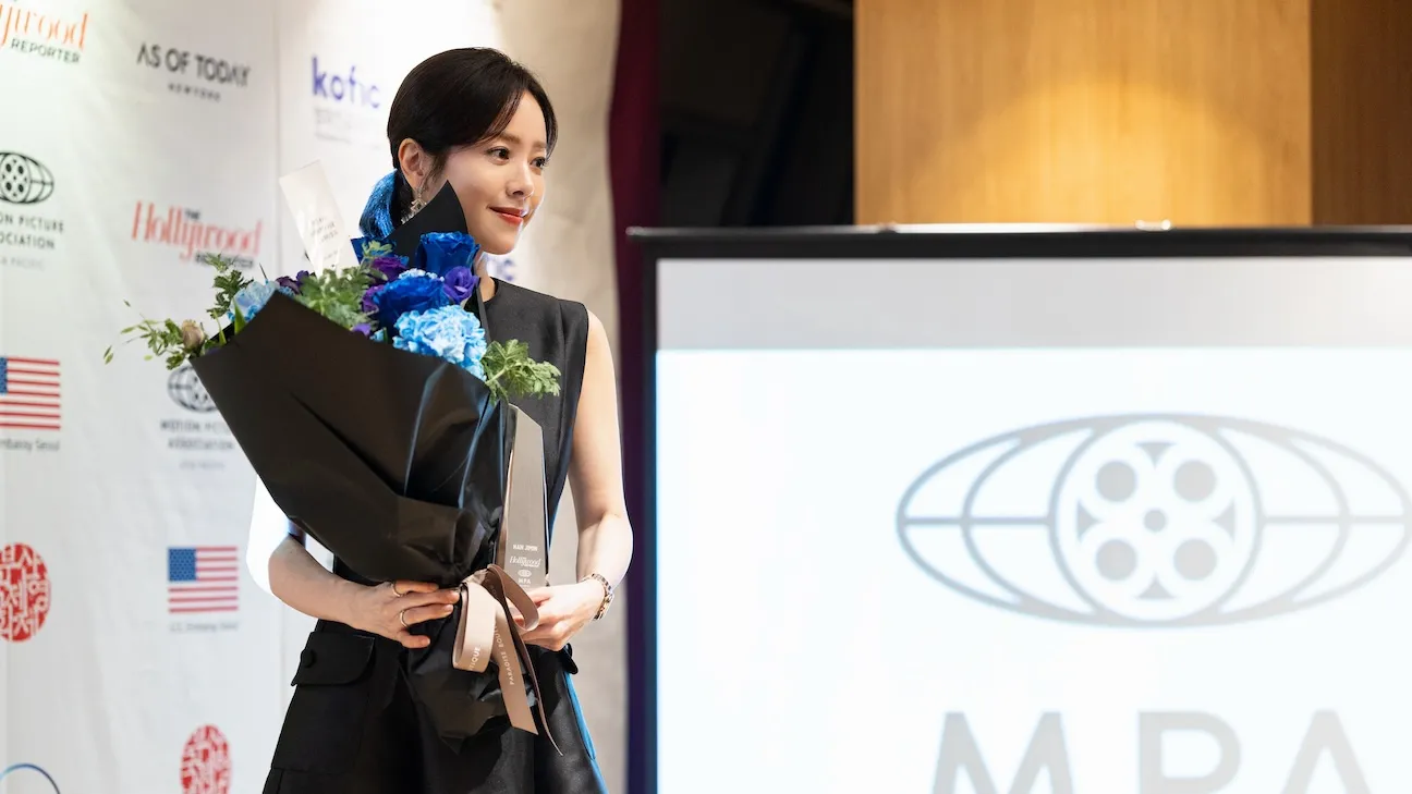 Han Ji-min Honored with Trailblazer Award at Busan Gala