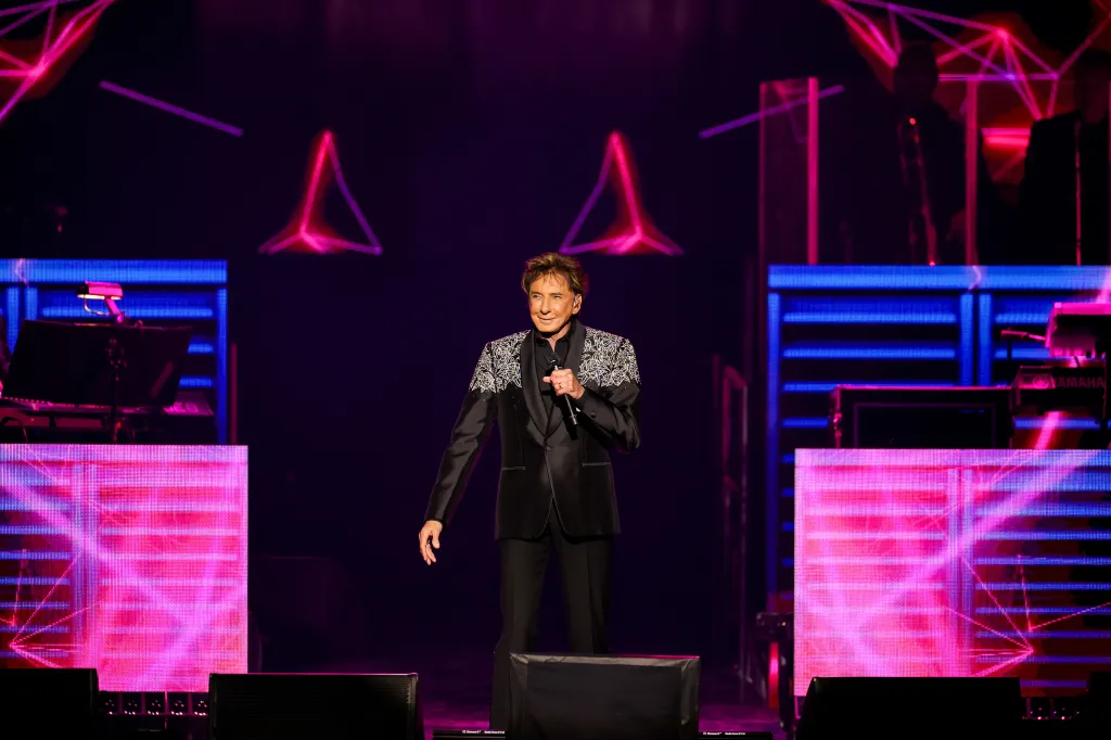 Barry Manilow Cancels Tonight's Vegas Show Amid Lung Cancer Treatment