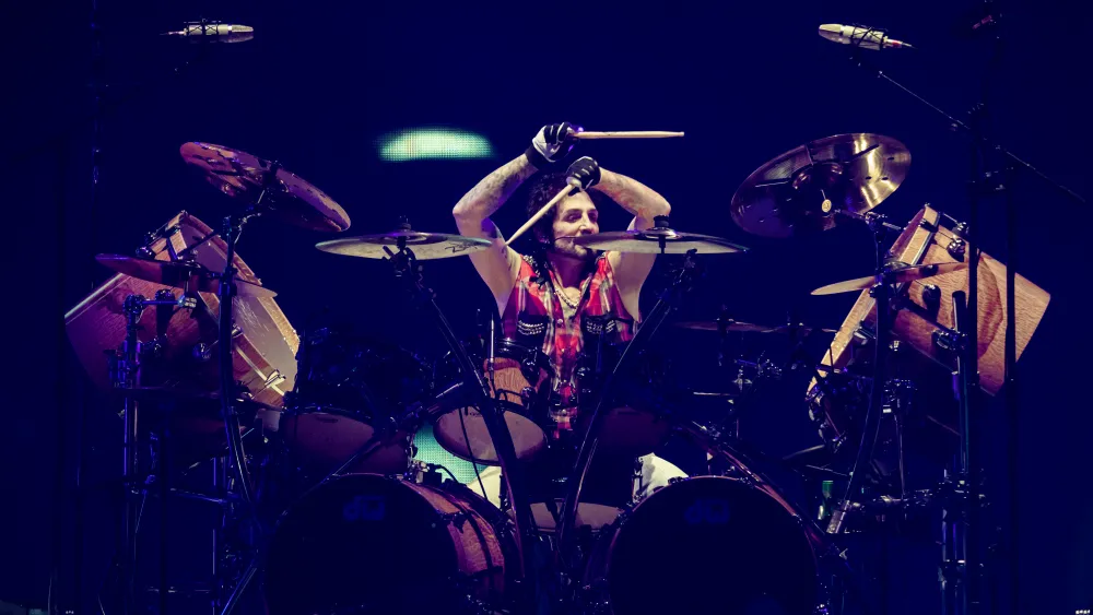 Deen Castronovo Returns to Journey Stage After Hospitalization