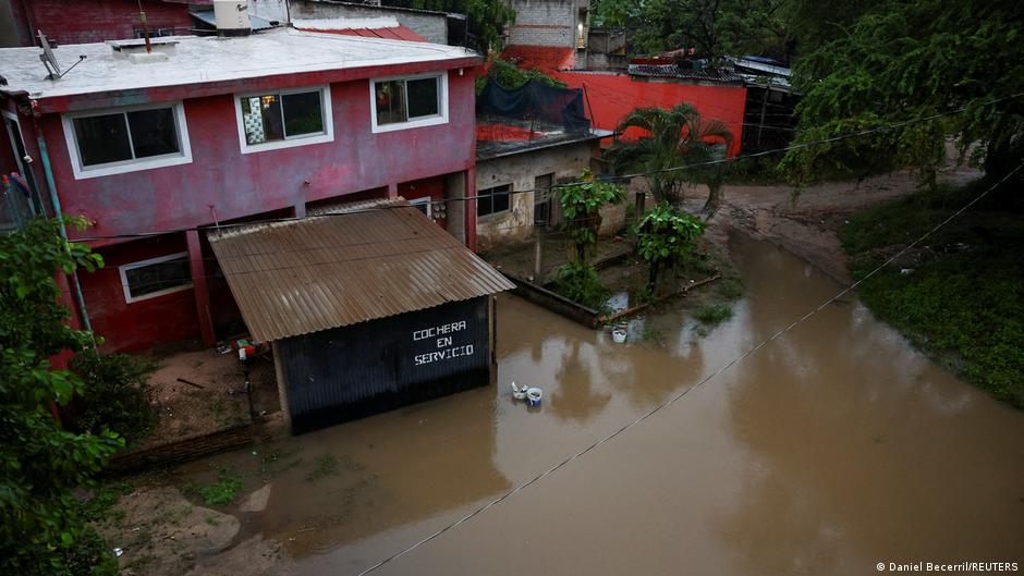 Hurricane Simon Hits Mexico's Pacific Coast with Heavy Rain and Strong Winds
