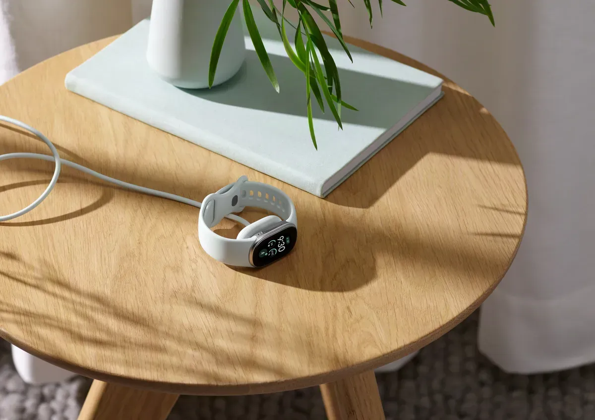Fitbit Edge: Google’s Mid-Range Wearable Bridges Air and Pixel Watch