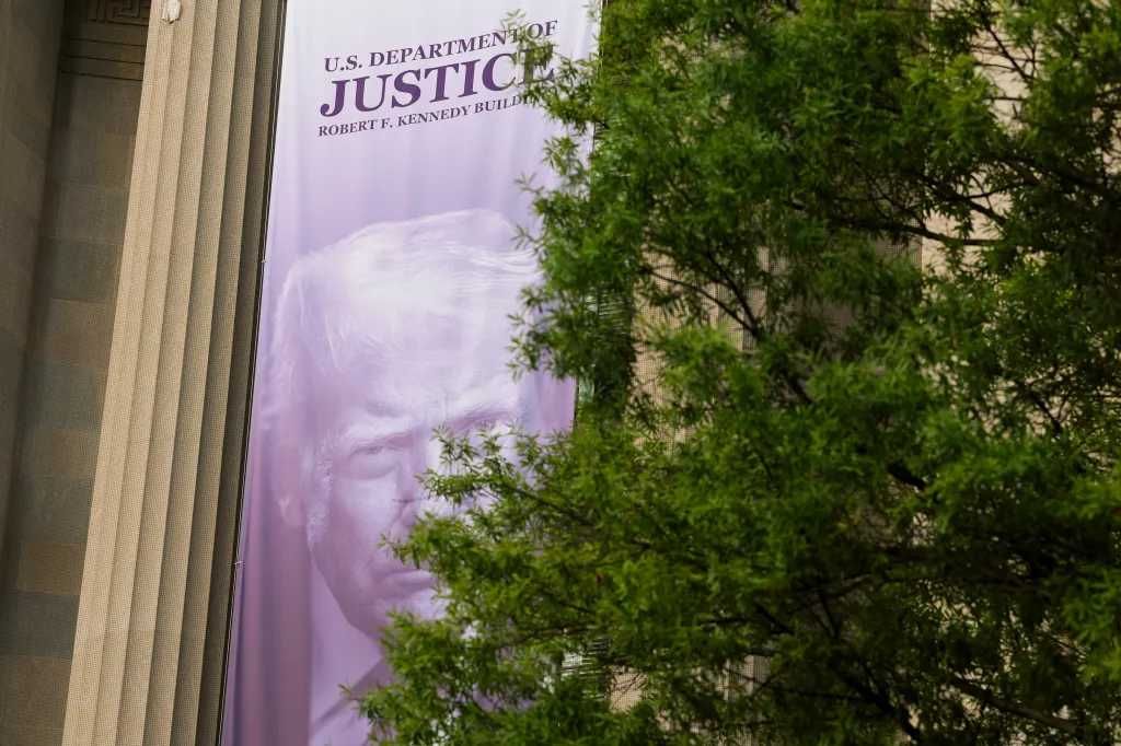 Antitrust Experts Doubt DOJ Case Over White House Pool Suspension