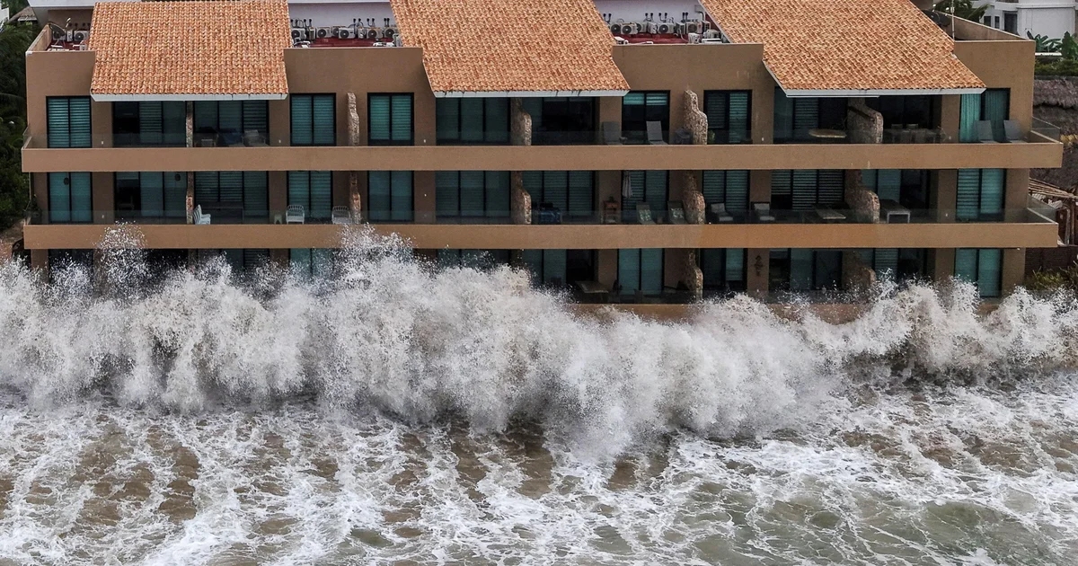 Hurricane Simon Strikes Mexico After Deadly Storms Claim Six Lives