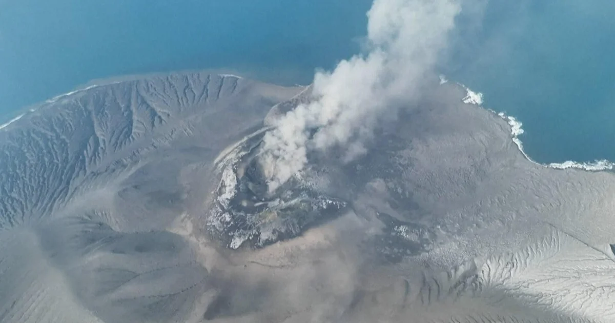 Indonesia Volcano Eruption Grounds Hundreds of Flights at Major Hub