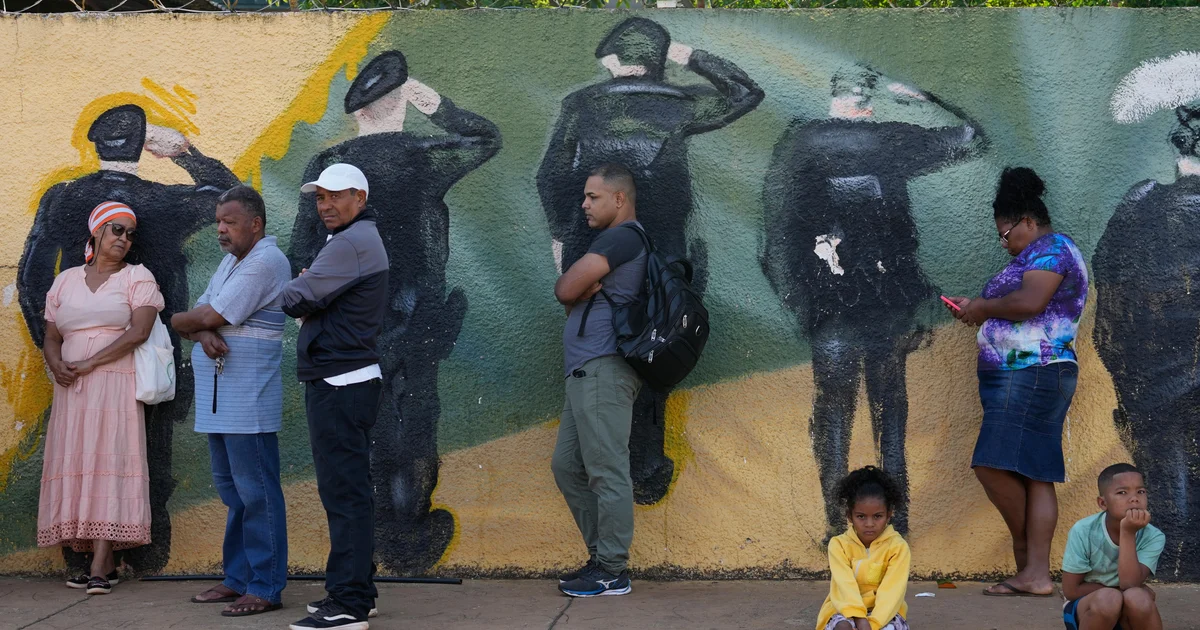 Brazil Votes in Tense Presidential Runoff Between Lula and Flavio Bolsonaro