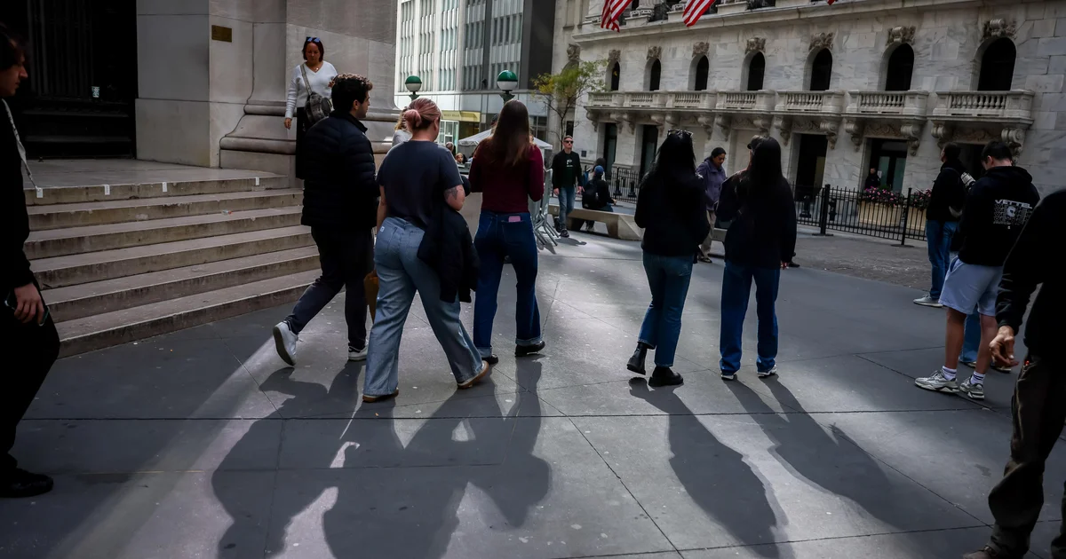 Tech Stocks Plunge as Nasdaq Futures Slide Nearly 800 Points