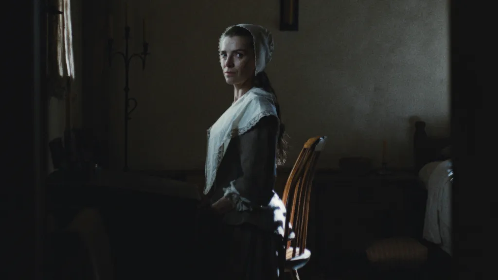Betty Gilpin Wins Emmy, Recites ‘Manic Poem’ and Honors Sam Shepard