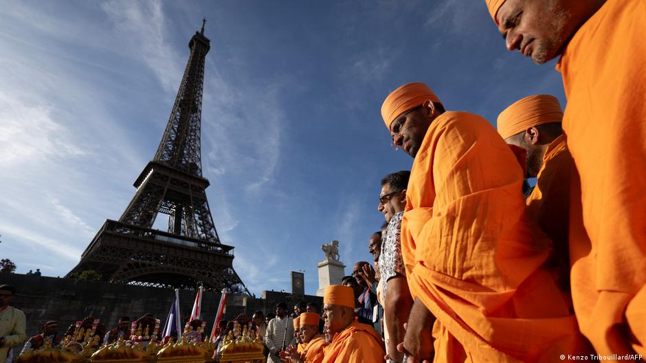 Hindu Group BAPS Apologizes After Eiffel Tower Access Dispute