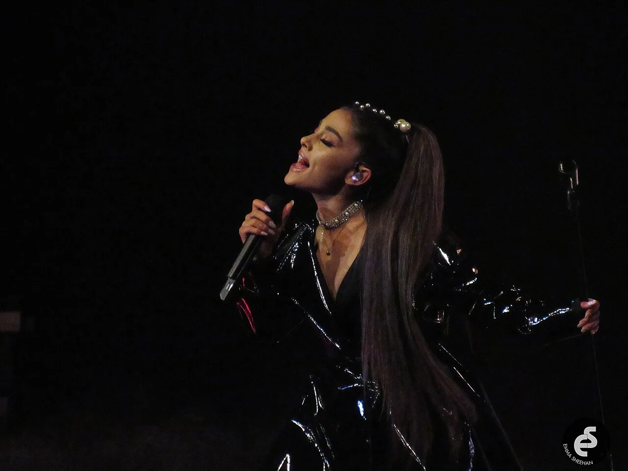 Cover image for Ariana Grande Steps Back