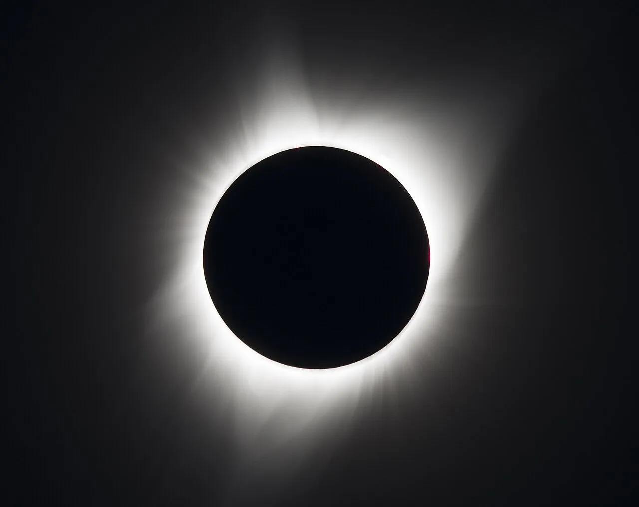 Cover image for Europe Mesmerized by Total Solar Eclipse