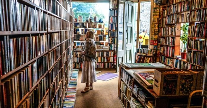 Cover image for A Day in the Life of a Bookseller: What Really Happens Behind the Shelves