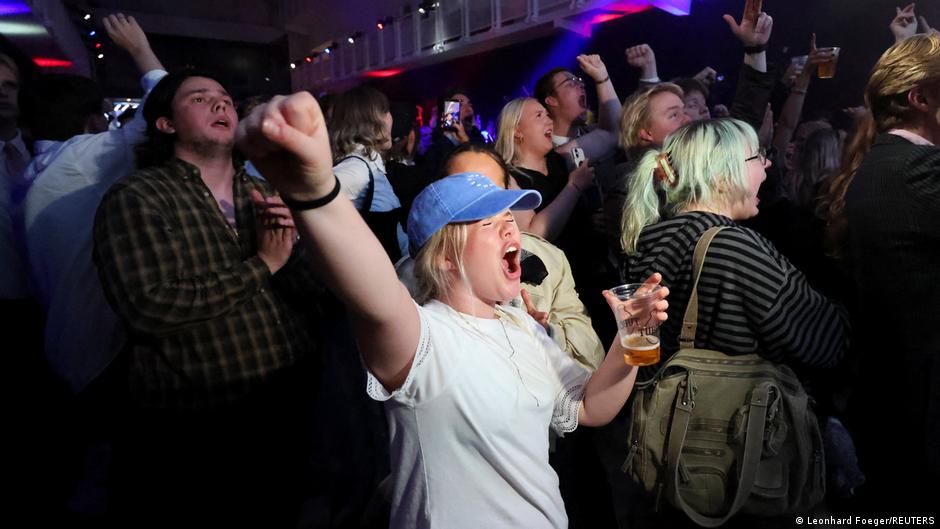 Iceland EU referendum shows slim early yes lead