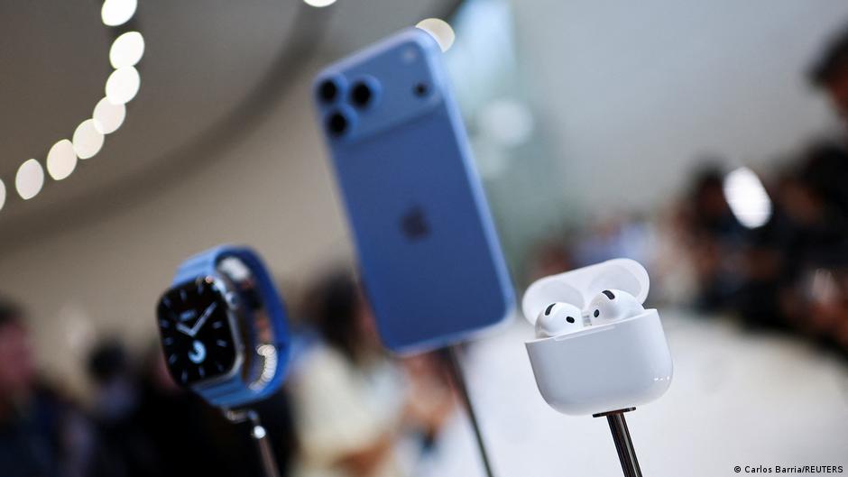 Long Queues Form as iPhone 18 Launches Across India