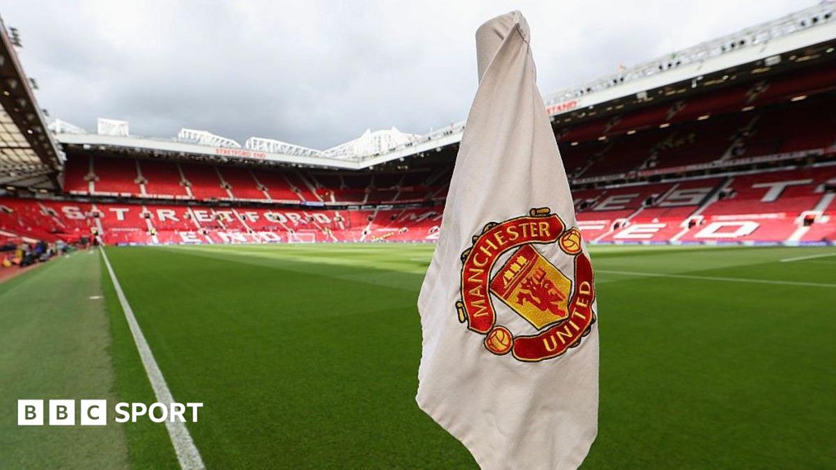 Man United pays tribute to fallen police officer before Ipswich match