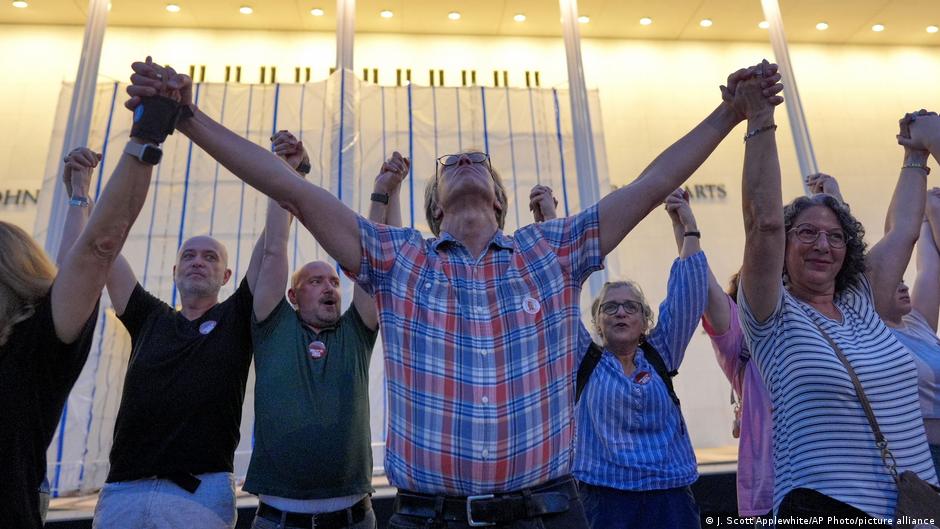 Thousands Form Human Chain to Protect Kennedy Center from Demolition