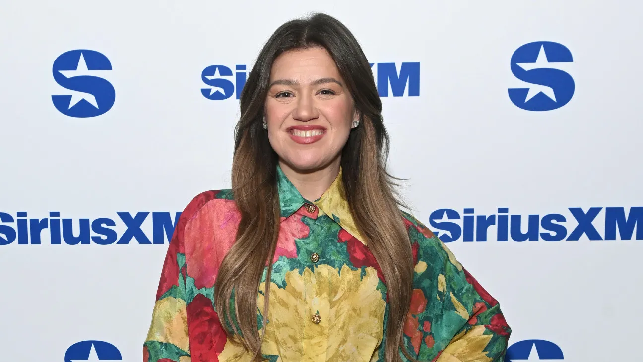 Kelly Clarkson Closes Talk Show with Iconic "Golden" Performance
