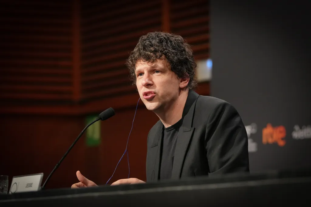 Jesse Eisenberg Praises Julianne Moore and Paul Giamatti Ahead of “The Debut” at San Sebastian
