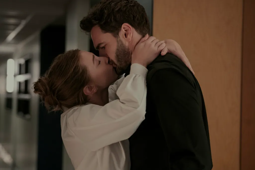 Claire Scanlon on the Pressure of Chapter 16, the First Kiss and More in ‘The Love Hypothesis’