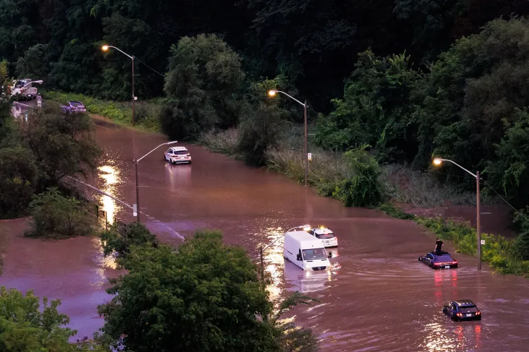 Powerful Storm Sweeps Toronto, Leaves Tens of Thousands Without Power