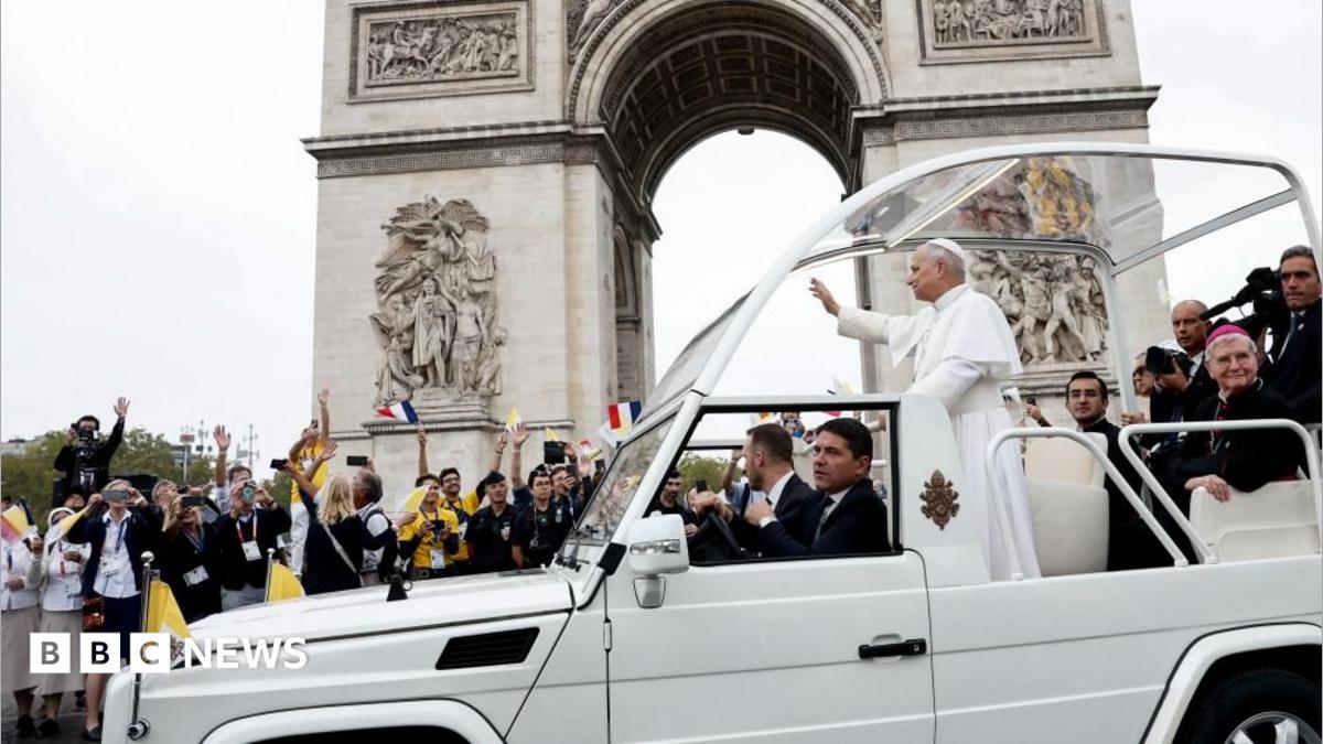 Massive Crowd Greets Pope Francis in Paris Ahead of Open Air Mass