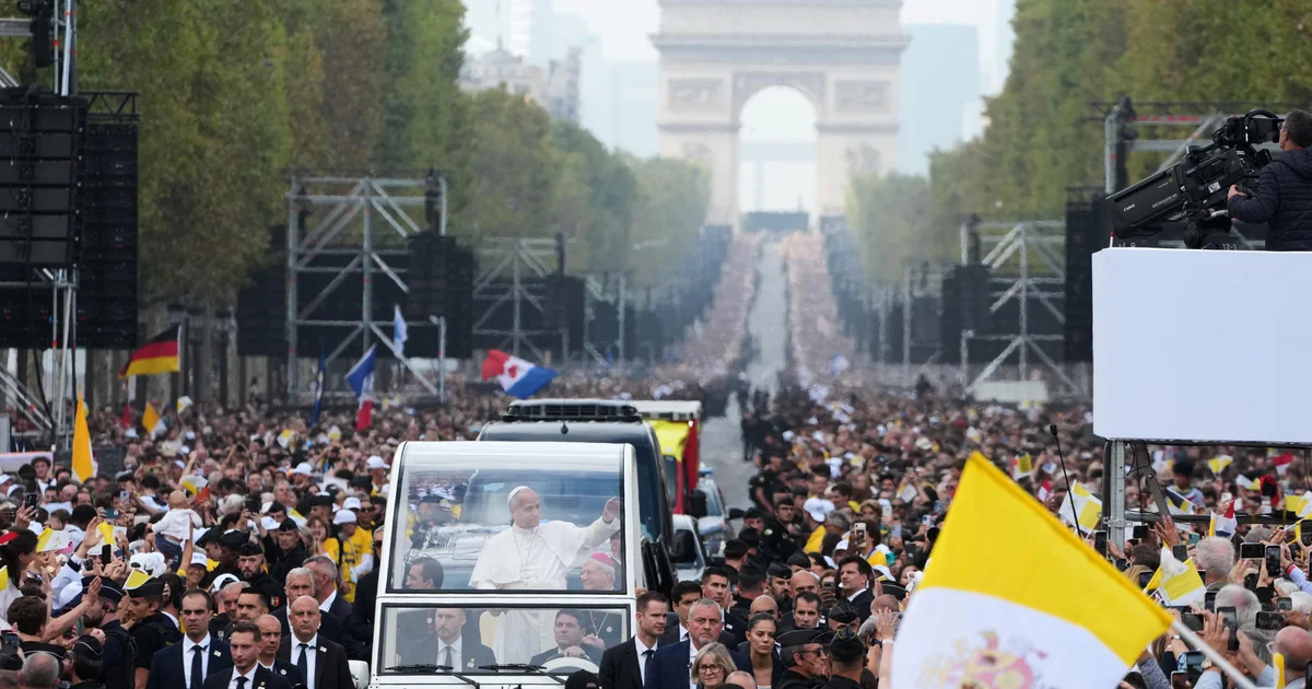 Pope Leo draws 700,000 worshippers to historic Paris Mass