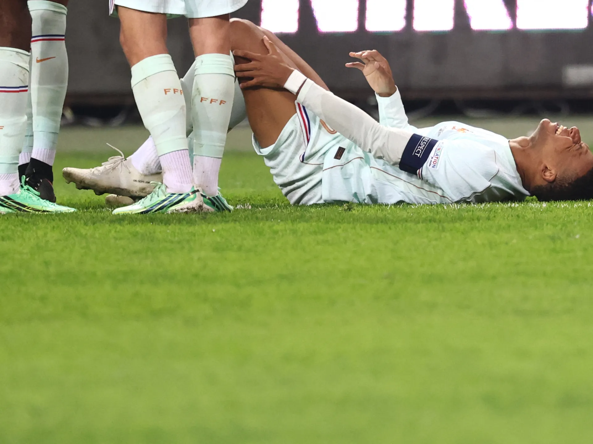 Mbappe's Knee Injury Set Back Two Weeks Ahead of El Clasico